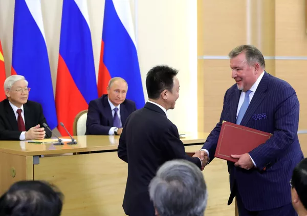 Ngày 6 tháng Chín năm 2018. Tổng thống Nga Vladimir Putin tại lễ ký kết sau cuộc hội đàm với Tổng bí thư Đảng Cộng sản Việt Nam Nguyễn Phú Trọng. Từ phải sang trái - Chủ tịch Hội đồng quản trị Ngân hàng Đầu tư quốc tế Nikolai Kosov và chủ tịch Hội đồng quản trị ngân hàng thương mại cổ phần Sài Gòn-Hà Nội Đỗ Quang Hiến. Ngày 6 tháng Chín năm 2018. Tổng thống Nga Vladimir Putin tại lễ ký kết sau cuộc hội đàm với Tổng bí thư Đảng Cộng sản Việt Nam Nguyễn Phú Trọng. Từ phải sang trái - Chủ tịch Hội đồng quản trị Ngân hàng Đầu tư quốc tế Nikolai Kosov và chủ tịch Hội đồng quản trị ngân hàng thương mại cổ phần Sài Gòn-Hà Nội Đỗ Quang Hiến. - Sputnik Việt Nam