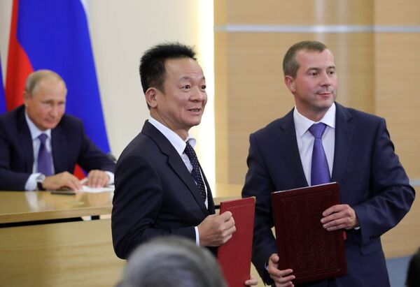 Ngày 6 tháng Chín năm 2018. Tổng thống Nga Vladimir Putin tại lễ ký kết sau cuộc hội đàm với Tổng bí thư Đảng Cộng sản Việt Nam Nguyễn Phú Trọng. Từ phải sang trái - Chủ tịch Hội đồng quản trị Ngân hàng Quốc tế về hợp tác kinh tế (MBEC) Denis Ivanov và chủ tịch Hội đồng quản trị ngân hàng thương mại cổ phần Sài Gòn-Hà Nội Đỗ Quang Hiến. Ngày 6 tháng Chín năm 2018. Tổng thống Nga Vladimir Putin tại lễ ký kết sau cuộc hội đàm với Tổng bí thư Đảng Cộng sản Việt Nam Nguyễn Phú Trọng. Từ phải sang trái - Chủ tịch Hội đồng quản trị Ngân hàng Quốc tế về hợp tác kinh tế (MBEC) Denis Ivanov và chủ tịch Hội đồng quản trị ngân hàng thương mại cổ phần Sài Gòn-Hà Nội Đỗ Quang Hiến. - Sputnik Việt Nam