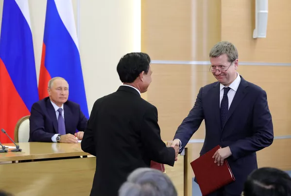 Ngày 6 tháng Chín năm 2018. Tổng thống Nga Vladimir Putin tại lễ ký kết sau cuộc hội đàm với Tổng bí thư Đảng Cộng sản Việt Nam Nguyễn Phú Trọng. Từ phải sang trái - Thứ trưởng Bộ Nông nghiệp Liên bang Nga Sergey Levin và Thứ trưởng Bộ Nông nghiệp và Phát triển Nông thôn Việt Nam Hà Công Tuấn. Ngày 6 tháng Chín năm 2018. Tổng thống Nga Vladimir Putin tại lễ ký kết sau cuộc hội đàm với Tổng bí thư Đảng Cộng sản Việt Nam Nguyễn Phú Trọng. Từ phải sang trái - Thứ trưởng Bộ Nông nghiệp Liên bang Nga Sergey Levin và Thứ trưởng Bộ Nông nghiệp và Phát triển Nông thôn Việt Nam Hà Công Tuấn. - Sputnik Việt Nam