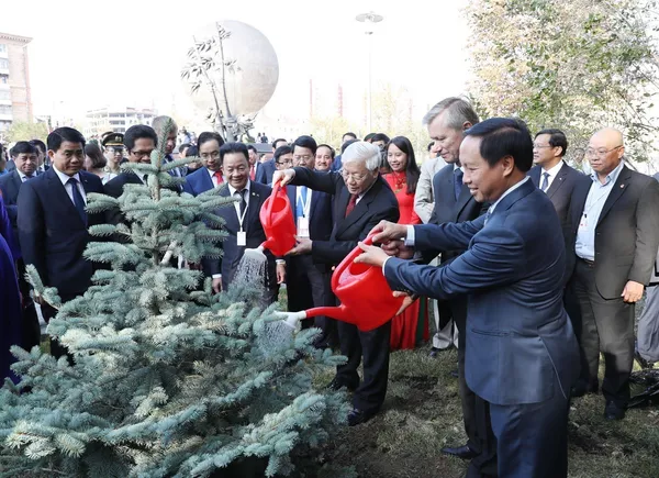 Tổng Bí thư Nguyễn Phú Trọng trồng cây lưu niệm trong khuôn viên Tượng đài Chủ tịch Hồ Chí Minh. Tổng Bí thư Nguyễn Phú Trọng trồng cây lưu niệm trong khuôn viên Tượng đài Chủ tịch Hồ Chí Minh. - Sputnik Việt Nam
