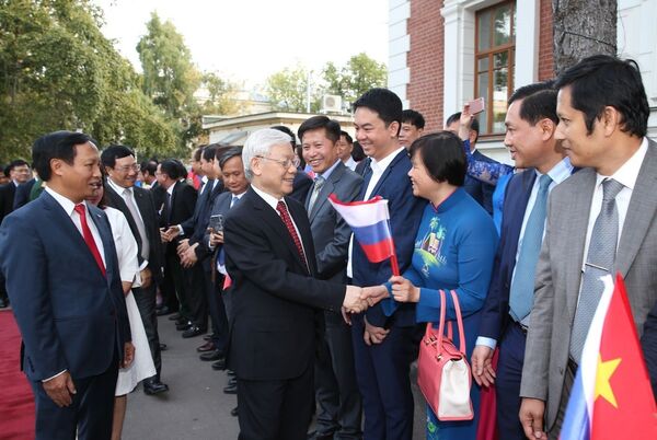 Trong chương trình thăm chính thức Liên bang Nga, tối 5/9/2018 (theo giờ địa phương), tại Thủ đô Moskva, Tổng Bí thư Nguyễn Phú Trọng đến thăm và nói chuyện với cán bộ, nhân viên Đại sứ quán Việt Nam và đại diện cộng đồng người Việt Nam tại LB Nga. - Sputnik Việt Nam