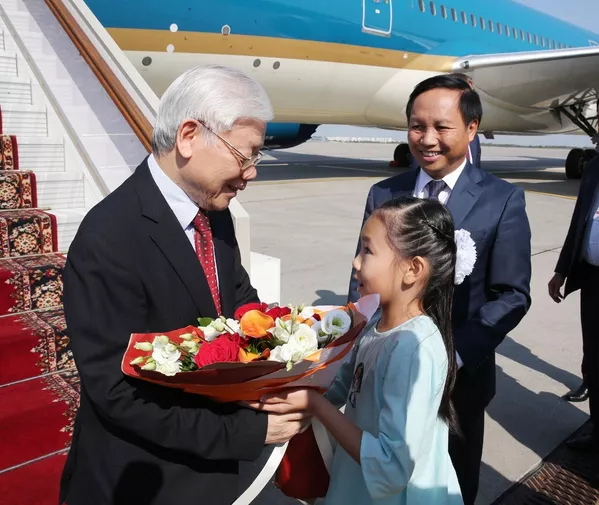 Đại sứ Việt Nam Ngô Đức Mạnh, thiếu nhi tại Liên bang Nga đón Tổng Bí thư Nguyễn Phú Trọng. Đại sứ Việt Nam Ngô Đức Mạnh, thiếu nhi tại Liên bang Nga đón Tổng Bí thư Nguyễn Phú Trọng. - Sputnik Việt Nam