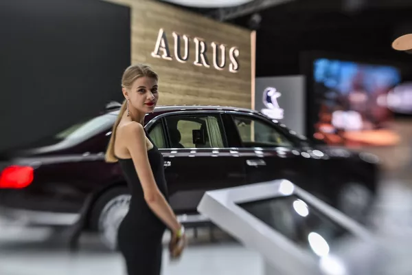 Cô gái đứng bên xe Aurus Senat tại Triển lãm ô tô quốc tế Matxcơva 2018 Cô gái đứng bên xe Aurus Senat tại Triển lãm ô tô quốc tế Matxcơva 2018 - Sputnik Việt Nam