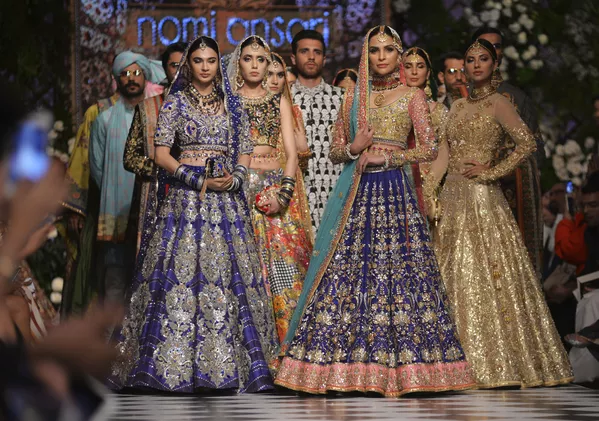 Người mẫu trong trang phục truyền thống của Pakistan do nhà thiết kế mẫu Nomi Ansari thực hiện tại Tuần lễ thời trang ở Lahore Người mẫu trong trang phục truyền thống của Pakistan do nhà thiết kế mẫu Nomi Ansari thực hiện tại Tuần lễ thời trang ở Lahore - Sputnik Việt Nam