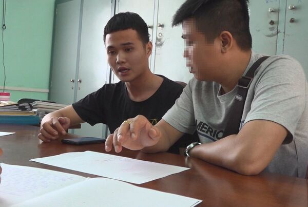 Đối tượng Kiều Đại Dũ (trái) tại Cơ quan công an. - Sputnik Việt Nam