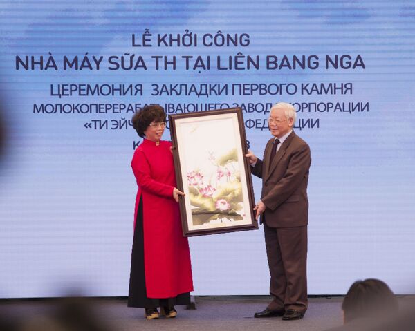 Tổng Bí thư Ban Chấp hành Trung ương Đảng CSVN Nguyễn Phú Trọng tại lễ đặt viên đá đầu tiên xây dựng khu phức hợp chế biến sữa ở tỉnh Kaluga, với sự tham gia của công ty Việt Nam TH True Milk. - Sputnik Việt Nam