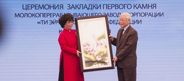 Tổng Bí thư Ban Chấp hành Trung ương Đảng CSVN Nguyễn Phú Trọng tại lễ đặt viên đá đầu tiên xây dựng khu phức hợp chế biến sữa ở tỉnh Kaluga, với sự tham gia của công ty Việt Nam TH True Milk. - Sputnik Việt Nam