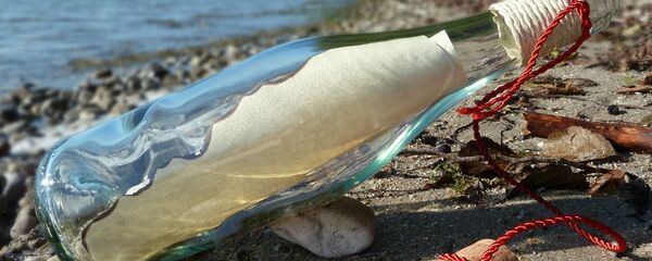 Бутылка с посланием, выброшенная на берег Бутылка с посланием, выброшенная на берег - Sputnik Việt Nam