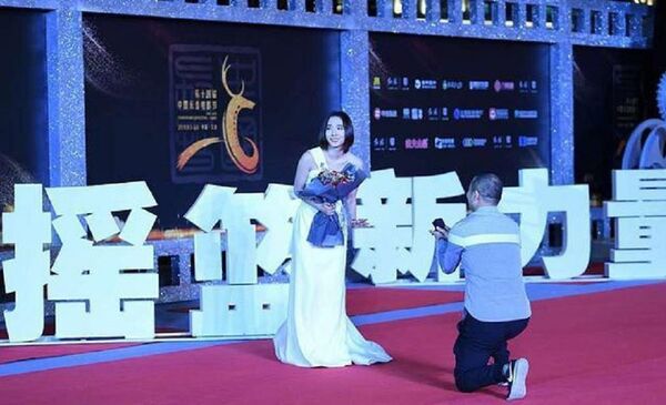 Nữ diễn viên không nhận được sự hỗ trợ kịp thời từ nhân viên an ninh. Nữ diễn viên không nhận được sự hỗ trợ kịp thời từ nhân viên an ninh. - Sputnik Việt Nam