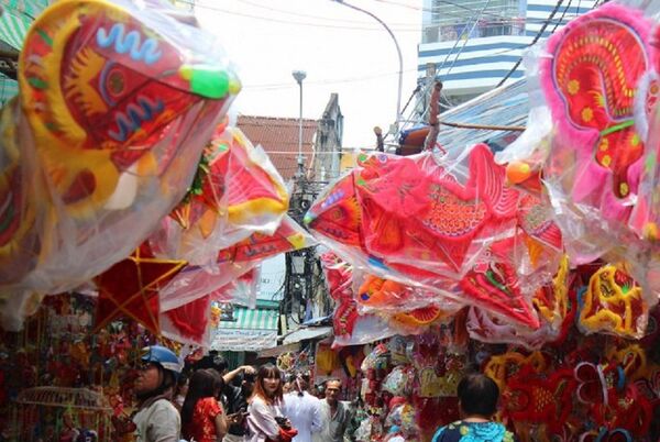 Những ngày gần đây, khu phố đèn lồng Lương Nhữ Học (TP.HCM) tấp nập người dân, du khách đến mua đèn lồng và chụp ảnh lưu niệm. Những ngày gần đây, khu phố đèn lồng Lương Nhữ Học (TP.HCM) tấp nập người dân, du khách đến mua đèn lồng và chụp ảnh lưu niệm. - Sputnik Việt Nam