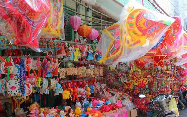 Cứ vào dịp Trung thu mỗi năm, con đường Lương Nhữ Học (phường 11,quận 5, TP.HCM) lại khoác lên mình chiếc áo mới với những lồng đèn lung linh, tạo nên nét đặc trưng, nhộn nhịp và thơ mộng. Cứ vào dịp Trung thu mỗi năm, con đường Lương Nhữ Học (phường 11,quận 5, TP.HCM) lại khoác lên mình chiếc áo mới với những lồng đèn lung linh, tạo nên nét đặc trưng, nhộn nhịp và thơ mộng. - Sputnik Việt Nam