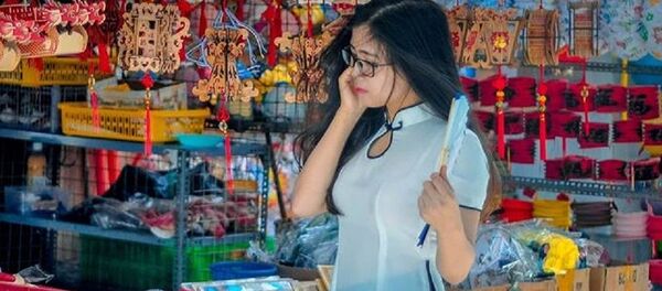 Nhiều bạn trẻ diện áo dài, tranh thủ đến Thiên đường lồng đèn chụp ảnh kỷ niệm. Nhiều bạn trẻ diện áo dài, tranh thủ đến Thiên đường lồng đèn chụp ảnh kỷ niệm. - Sputnik Việt Nam