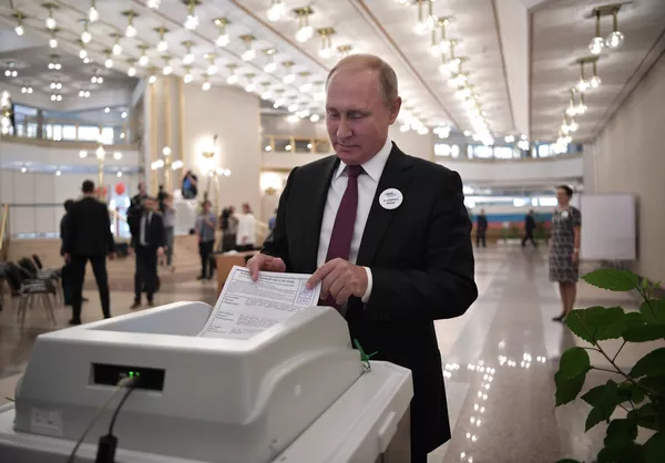 Tổng thống Nga Vladimir Putin đã tới điểm bầu cử để bỏ phiếu bầu thị trưởng thành phố Matxcơva Tổng thống Nga Vladimir Putin đã tới điểm bầu cử để bỏ phiếu bầu thị trưởng thành phố Matxcơva - Sputnik Việt Nam