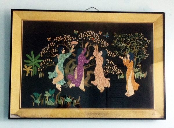 Bức tranh thiếu nữ vui xuân của ông Hứa Văn tặng vợ năm 1972 hiện nay vẫn được treo tại rạp 19/4. Bức tranh thiếu nữ vui xuân của ông Hứa Văn tặng vợ năm 1972 hiện nay vẫn được treo tại rạp 19/4. - Sputnik Việt Nam