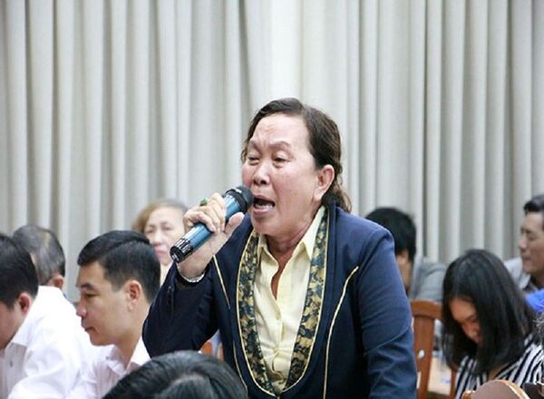 Cử tri Nguyễn Thị Bạch Tuyết đã khóc khi nói chỉ được đền bù 1m2 đất bằng 3 tô phở  - Sputnik Việt Nam