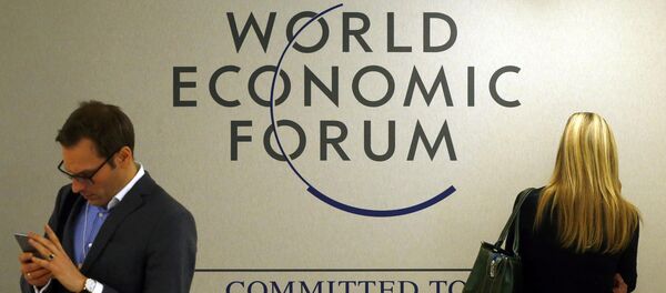 Attendees use their mobile device during the annual meeting of the World Economic Forum (WEF) in Davos, Switzerland January 20, 2016 - Sputnik Việt Nam