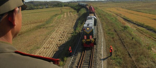 Поезд с русскими рабочими, прибывающий в Северную Корею для реконструкции железных дорог - Sputnik Việt Nam