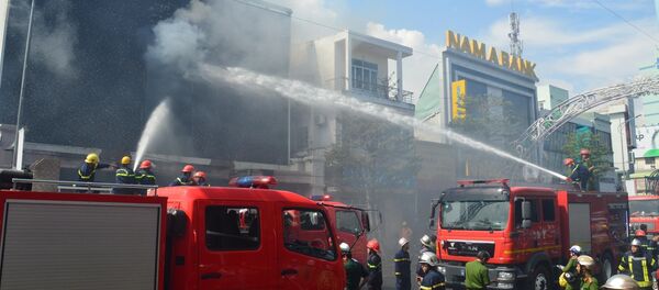 Lực lượng Cảnh sát phòng cháy chữa cháy thành phố Đà Nẵng tham gia dập lửa tại quán Bar Leo Night Club. - Sputnik Việt Nam