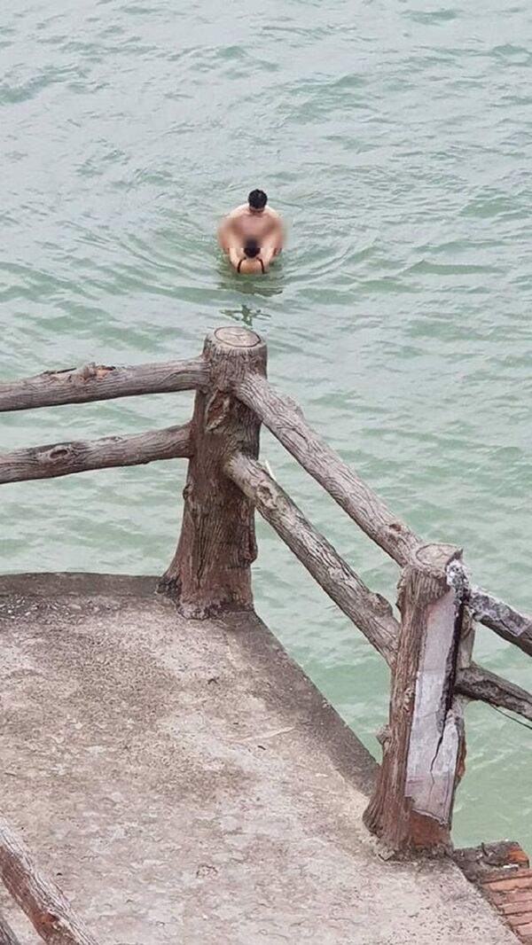 Cặp đôi làm chuyện ấy dưới biển Cát Bà là vợ chồng đến từ Hà Nội. - Sputnik Việt Nam