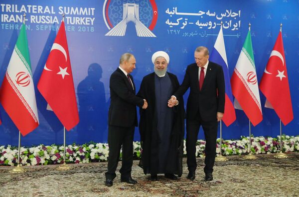 Tổng thống Nga Vladimir Putin, Tổng thống Iran Hasan Rukhani và Tổng thống Thổ Nhĩ Kỳ Recep Tayyip Erdogan tại một cuộc họp tại Tehran Tổng thống Nga Vladimir Putin, Tổng thống Iran Hasan Rukhani và Tổng thống Thổ Nhĩ Kỳ Recep Tayyip Erdogan tại một cuộc họp tại Tehran - Sputnik Việt Nam