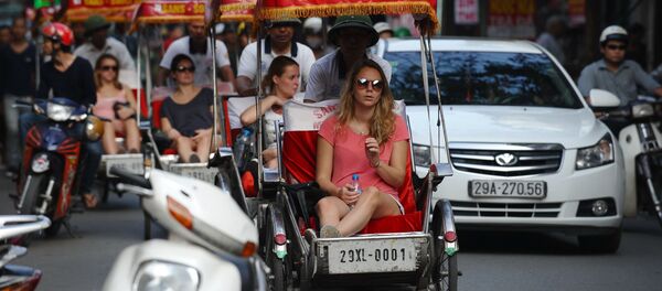 Khách du lịch đi bằng xích lô tại khu phố cổ Hà Nội, Việt Nam Khách du lịch đi bằng xích lô tại khu phố cổ Hà Nội, Việt Nam - Sputnik Việt Nam