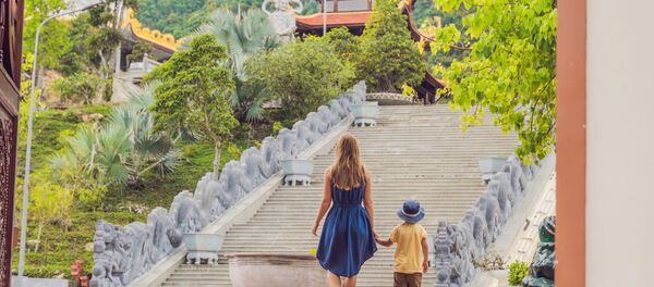 Туристы осматривают пагоду во Вьетнаме - Sputnik Việt Nam