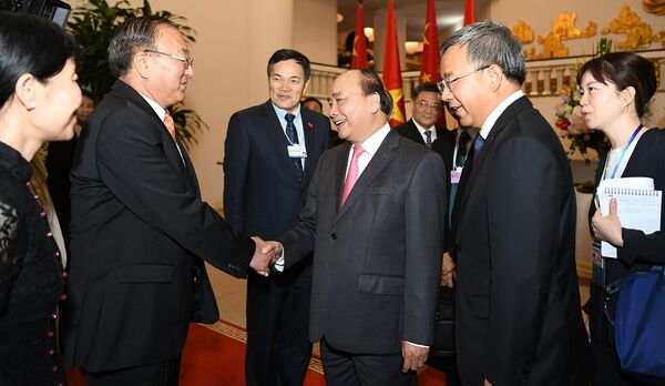 Thủ tướng chào mừng đoàn đại biểu Trung Quốc.  - Sputnik Việt Nam