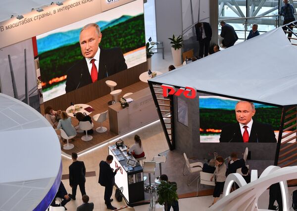 Tổng thống Nga Vladimir Putin phát biểu tại Diễn đàn Kinh tế Đông - Sputnik Việt Nam