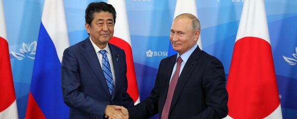 Tổng thống Nga Vladimir Putin và Thủ tướng Nhật Bản Shinzo Abe tại Diễn đàn Kinh tế Đông - Sputnik Việt Nam