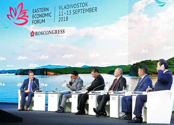 Vladimir Putin, Shinzo Abe, Tập Cận Bình, Lee Nak Yon, Battulga Khaltmaa tại Diễn đàn Kinh tế Đông - Sputnik Việt Nam