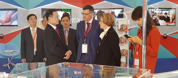 Ông Nguyễn Hồng Dư và Anna Popova Ông Nguyễn Hồng Dư và Anna Popova - Sputnik Việt Nam