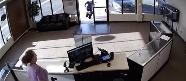 Tên trộm đánh rơi khẩu súng khi cướp. Trong lúc chạy trốn, quần anh ta tụt xuống Tên trộm đánh rơi khẩu súng khi cướp. Trong lúc chạy trốn, quần anh ta tụt xuống - Sputnik Việt Nam