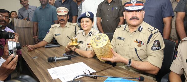 Cảnh sát thành phố Hyderabad với chiếc hộp đựng đồ ăn khảm vàng và kim cương từ Bảo tàng Nizam Cảnh sát thành phố Hyderabad với chiếc hộp đựng đồ ăn khảm vàng và kim cương từ Bảo tàng Nizam - Sputnik Việt Nam