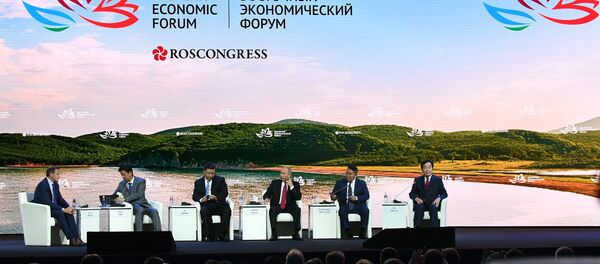 Shinzo Abe, Tập Cận Bình, Vladimir Putin, Battulga Khaltmaa, Lee Nak Yon tại Diễn đàn Kinh tế Đông - Sputnik Việt Nam