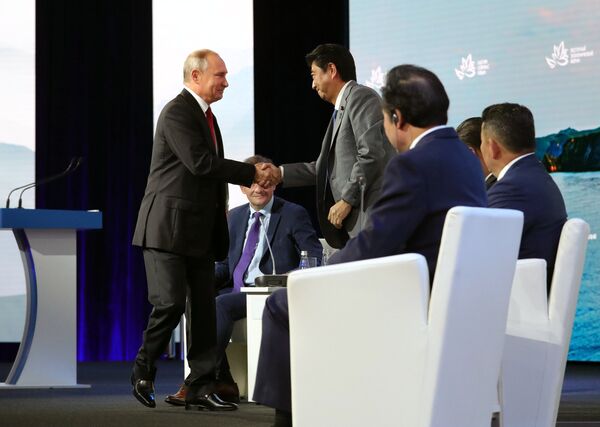 Tổng thống Nga Vladimir Putin và Thủ tướng Nhật Bản Shinzo Abe tại Diễn đàn Kinh tế Đông - Sputnik Việt Nam