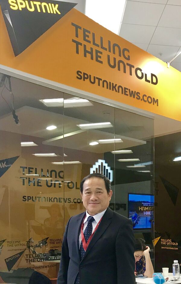 Ông Huỳnh Minh Chính, Tổng Lãnh sự Việt Nam tại Viễn Đông trước quầy thông tin của Sputnik trong EEF-2018. - Sputnik Việt Nam