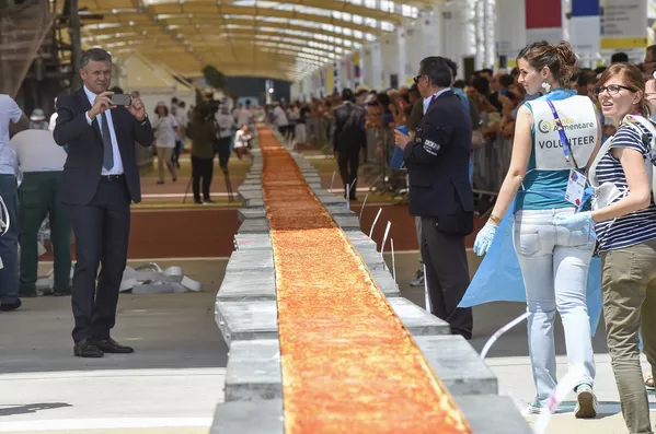 Chiếc bánh pizza lớn nhất thế giới có chiều dài 1.600 mét tại triển lãm Milan Expo 2015. Chiếc bánh pizza lớn nhất thế giới có chiều dài 1.600 mét tại triển lãm Milan Expo 2015. - Sputnik Việt Nam