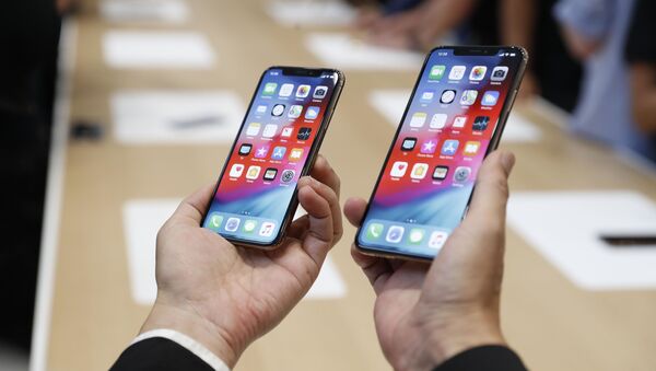 Điện thoại mới Apple iPhone XS (trái) và XS Max (bên phải) tại buổi giới thiệu - Sputnik Việt Nam