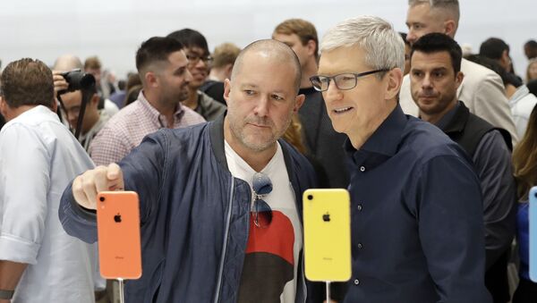 Phó chủ tịch về thiết kế của Apple Jonathan Ive (trái)  và Phó chủ tịch điều hành Tim Cook  trong buổi giới thiệu sản phẩm mới của công ty - Sputnik Việt Nam