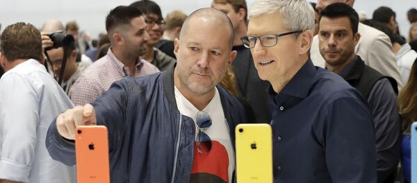 Phó chủ tịch về thiết kế của Apple Jonathan Ive (trái)  và Phó chủ tịch điều hành Tim Cook  trong buổi giới thiệu sản phẩm mới của công ty - Sputnik Việt Nam