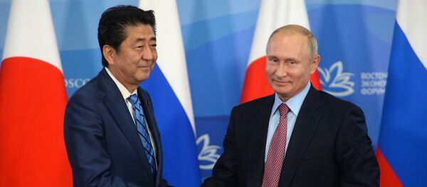 Thủ tướng Nhật Bản Shinzo Abe và Tổng thống Nga Vladimir Putin tại Vladivostok - Sputnik Việt Nam