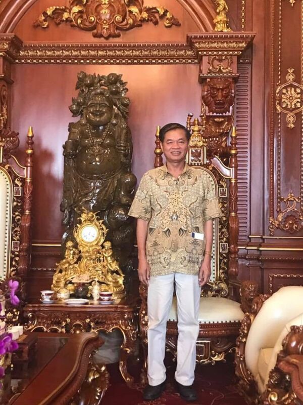 Hình ảnh tướng Hoàng Kiền chụp ảnh trong tòa lâu đài của doanh nhân ngành than ở Quảng Ninh sau đó bị một số đối tượng dùng để xuyên tạc, bịa đăt. Hình ảnh tướng Hoàng Kiền chụp ảnh trong tòa lâu đài của doanh nhân ngành than ở Quảng Ninh sau đó bị một số đối tượng dùng để xuyên tạc, bịa đăt. - Sputnik Việt Nam