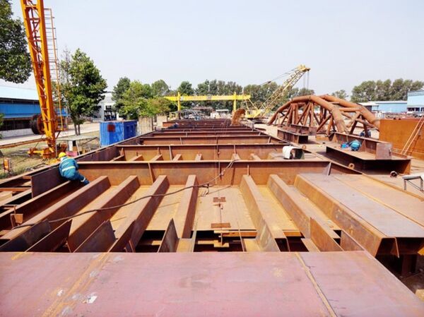 Công nhân đang thi công các hạng mục cho công trình ngăn triều. - Sputnik Việt Nam