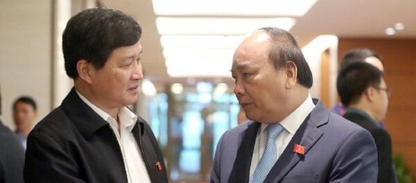 Thủ tướng Nguyễn Xuân Phúc trao đổi với Tổng Thanh tra Chính phủ Lê Minh Khái bên hàng lang một kỳ họp Quóc hội - Sputnik Việt Nam