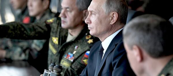 Tổng thống Vladimir Putin thị sát cuộc diễn tập quân sự của các lực lượng vũ trang Nga, Mông Cổ và Trung Quốc Vostok-2018 tại thao trường Tsugol Tổng thống Vladimir Putin thị sát cuộc diễn tập quân sự của các lực lượng vũ trang Nga, Mông Cổ và Trung Quốc Vostok-2018 tại thao trường Tsugol - Sputnik Việt Nam