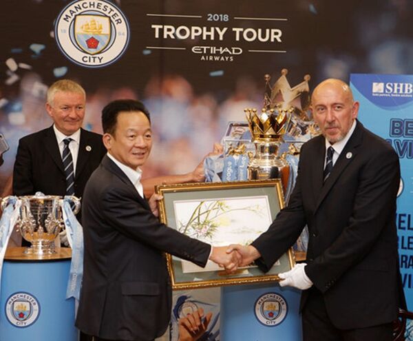 Bầu Hiên và Man City hợp tác nhân sự kiện Cúp ngoại hạng Anh tại Hà Nội Bầu Hiên và Man City hợp tác nhân sự kiện Cúp ngoại hạng Anh tại Hà Nội - Sputnik Việt Nam