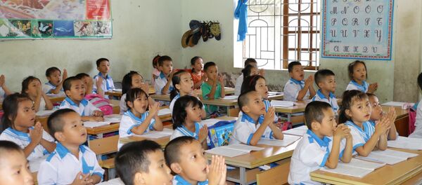 Giờ học tiếng Việt công nghệ của học sinh trường Tiểu học Quán hành, huyện Nghi Lộc Giờ học tiếng Việt công nghệ của học sinh trường Tiểu học Quán hành, huyện Nghi Lộc - Sputnik Việt Nam