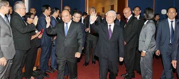 Tổng Bí thư Nguyễn Phú Trọng và Thủ tướng Nguyễn Xuân Phúc đến dự Phiên khai mạc toàn thể WEF ASEAN 2018 Tổng Bí thư Nguyễn Phú Trọng và Thủ tướng Nguyễn Xuân Phúc đến dự Phiên khai mạc toàn thể WEF ASEAN 2018 - Sputnik Việt Nam