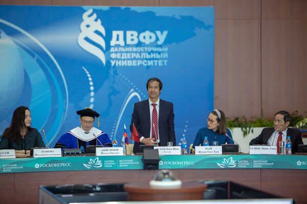 Ông Nguyễn Kim Sơn tại Đại học Liên bang Viễn Đông - Sputnik Việt Nam