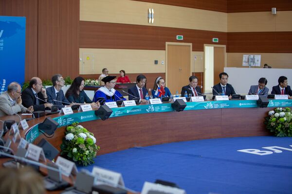 Ông Nguyễn Kim Sơn tại Đại học Liên bang Viễn Đông - Sputnik Việt Nam